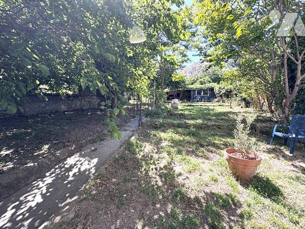 Un immeuble entier formant une seule unité foncière comprenant six logements et un grand garage