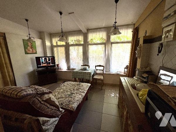 Un immeuble entier formant une seule unité foncière comprenant six logements et un grand garage