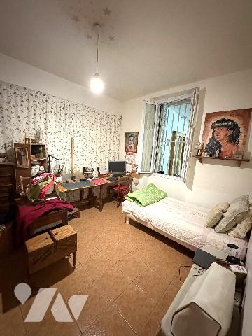 Un immeuble entier formant une seule unité foncière comprenant six logements et un grand garage