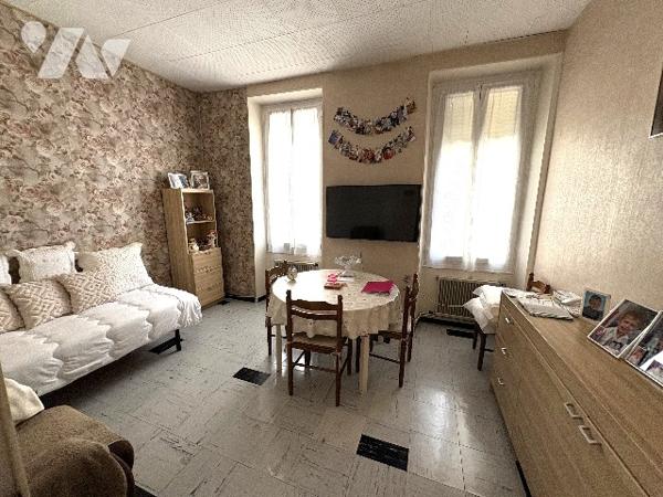 Un immeuble entier formant une seule unité foncière comprenant six logements et un grand garage