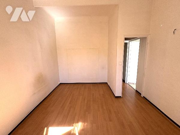 Un immeuble entier formant une seule unité foncière comprenant six logements et un grand garage