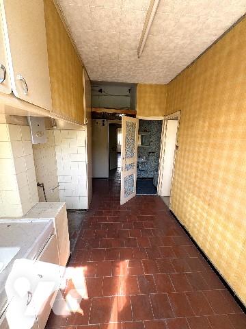 Un immeuble entier formant une seule unité foncière comprenant six logements et un grand garage