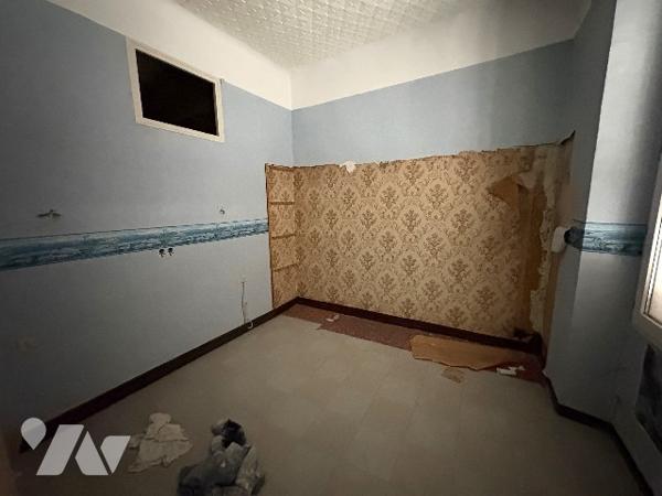 Un immeuble entier formant une seule unité foncière comprenant six logements et un grand garage