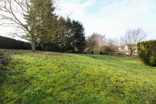 Maison sur sous sol avec vue et grand terrain