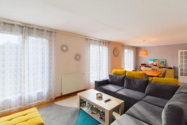 Maison sur sous sol avec vue et grand terrain