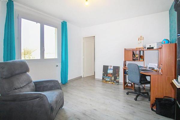 Maison sur sous sol avec vue et grand terrain