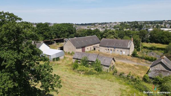 Ancien Corps de ferme sur 2 ha 42 à Villaines La Juhel