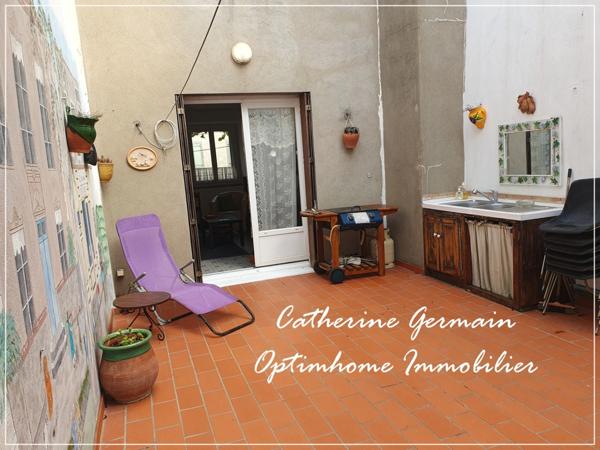 A vendre maison de village avec terrasse et garage au cœur d’Azille – A découvrir.