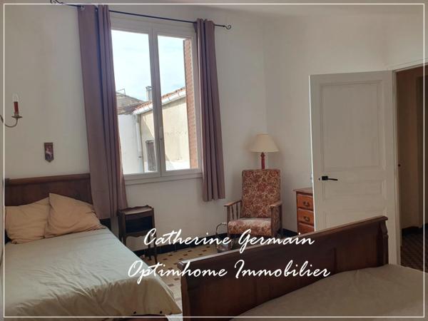 A vendre maison de village avec terrasse et garage au cœur d’Azille – A découvrir.