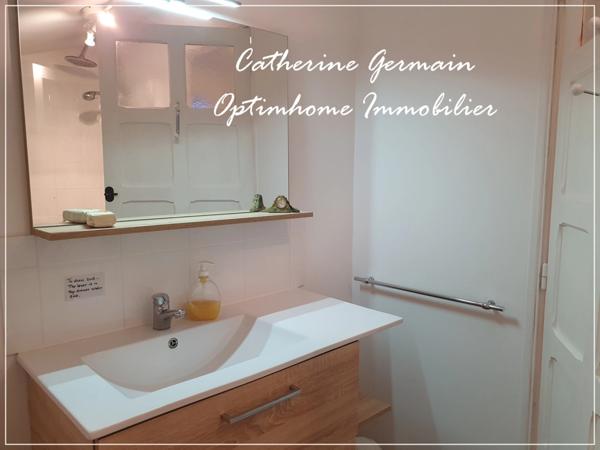 A vendre maison de village avec terrasse et garage au cœur d’Azille – A découvrir.