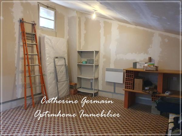 A vendre maison de village avec terrasse et garage au cœur d’Azille – A découvrir.