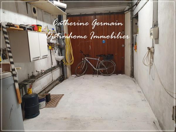 A vendre maison de village avec terrasse et garage au cœur d’Azille – A découvrir.