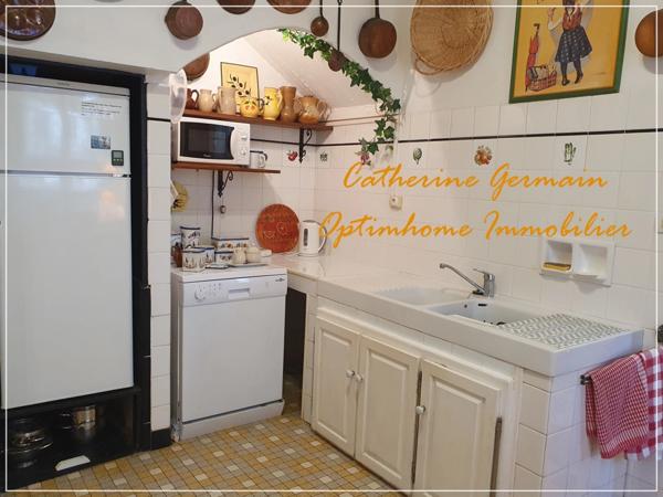 A vendre maison de village avec terrasse et garage au cœur d’Azille – A découvrir.