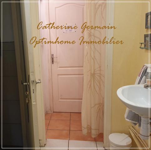 A vendre maison de village avec terrasse et garage au cœur d’Azille – A découvrir.