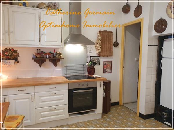 A vendre maison de village avec terrasse et garage au cœur d’Azille – A découvrir.