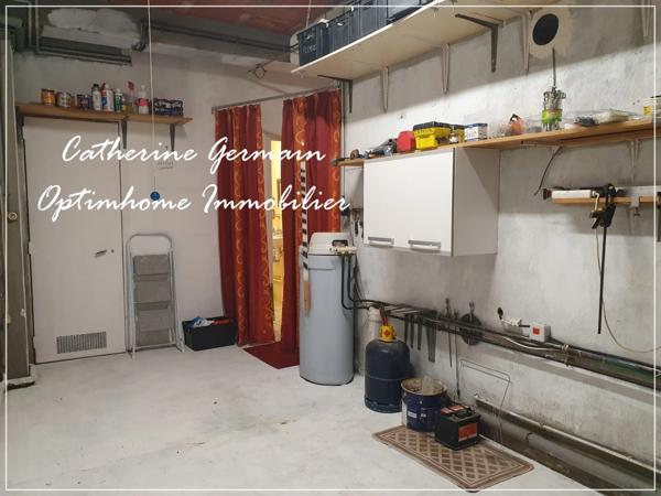 A vendre maison de village avec terrasse et garage au cœur d’Azille – A découvrir.