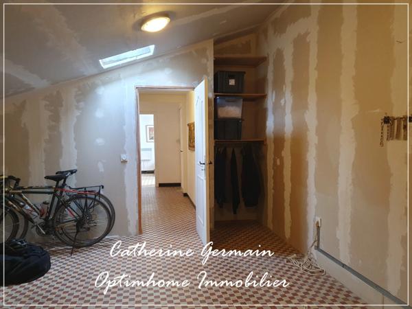 A vendre maison de village avec terrasse et garage au cœur d’Azille – A découvrir.