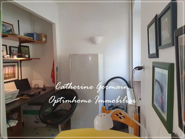 A vendre maison de village avec terrasse et garage au cœur d’Azille – A découvrir.