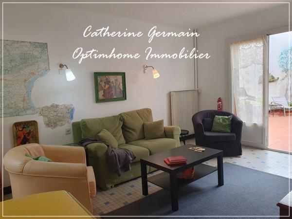 A vendre maison de village avec terrasse et garage au cœur d’Azille – A découvrir.