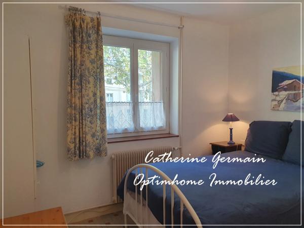 A vendre maison de village avec terrasse et garage au cœur d’Azille – A découvrir.