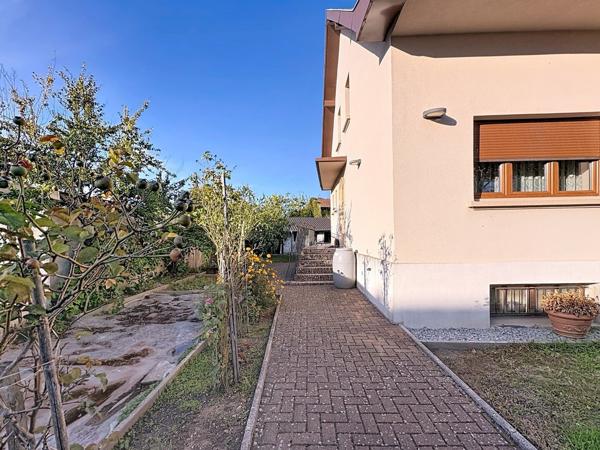 MAISON BI-FAMILLE AVEC JARDIN