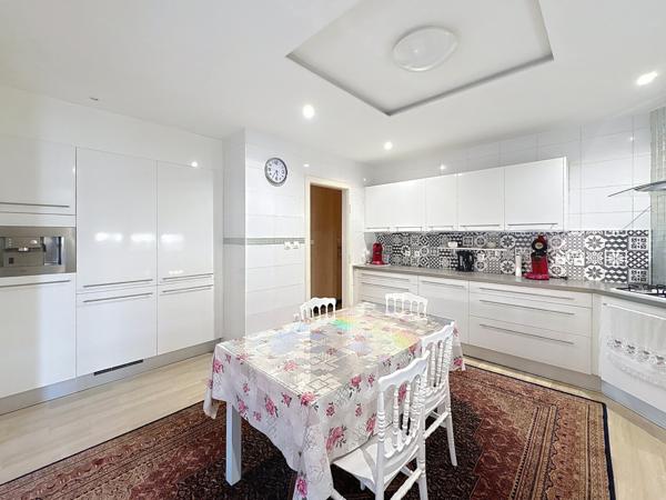 MAISON BI-FAMILLE AVEC JARDIN