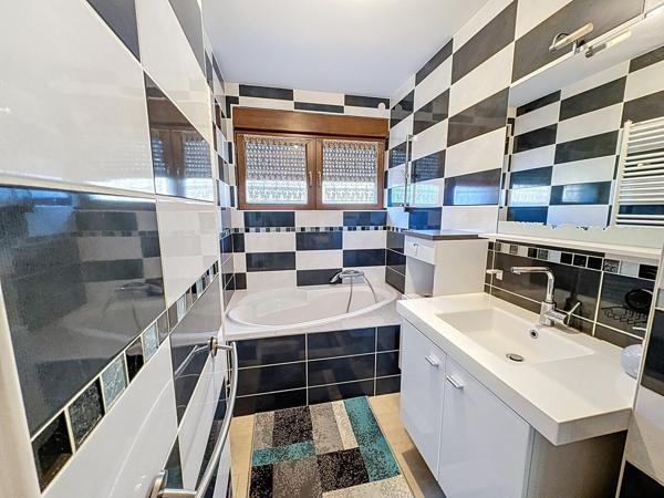 MAISON BI-FAMILLE AVEC JARDIN