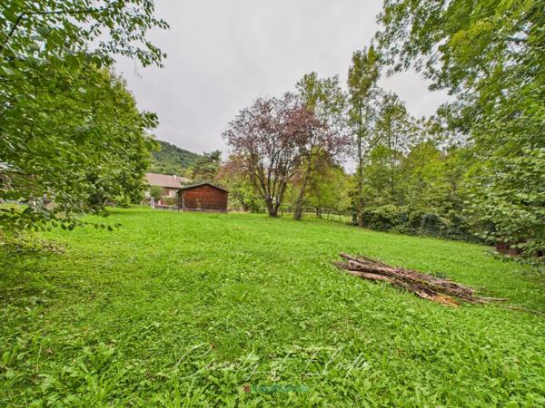 SAINT VITAL (73) Terrain coup de cœur – plus de 1 400 m² avec chalets et ruisseau