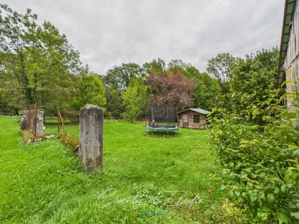 SAINT VITAL (73) Terrain coup de cœur – plus de 1 400 m² avec chalets et ruisseau