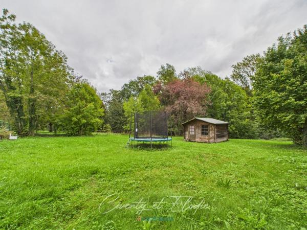 SAINT VITAL (73) Terrain coup de cœur – plus de 1 400 m² avec chalets et ruisseau