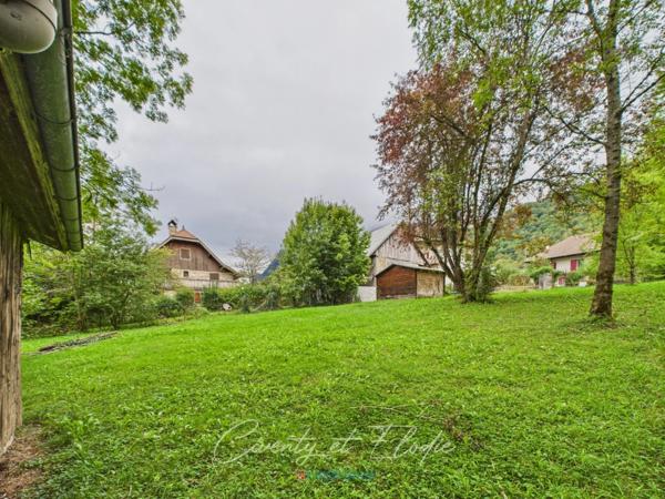 SAINT VITAL (73) Terrain coup de cœur – plus de 1 400 m² avec chalets et ruisseau