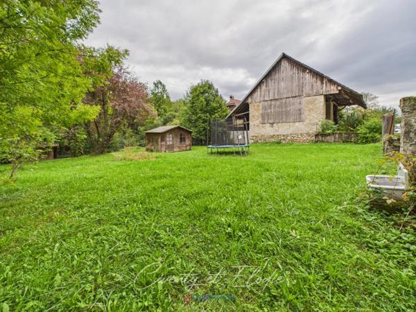 SAINT VITAL (73) Terrain coup de cœur – plus de 1 400 m² avec chalets et ruisseau