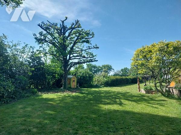 A VENDRE, LE GENEST-SAINT-ISLE !