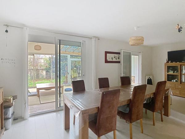 A vendre Angers secteur Barra hôpital, maison de ville des années 50, 3 chambres, séjour sur véranda, cuisine indépendante aménagée équipée, terrasse, jardin clos, dépendance.