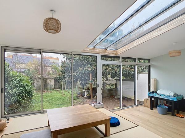 A vendre Angers secteur Barra hôpital, maison de ville des années 50, 3 chambres, séjour sur véranda, cuisine indépendante aménagée équipée, terrasse, jardin clos, dépendance.