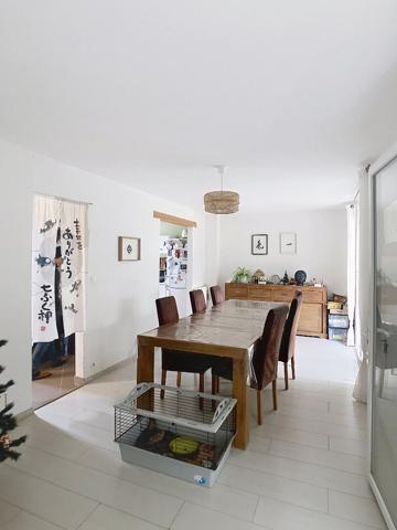 A vendre Angers secteur Barra hôpital, maison de ville des années 50, 3 chambres, séjour sur véranda, cuisine indépendante aménagée équipée, terrasse, jardin clos, dépendance.