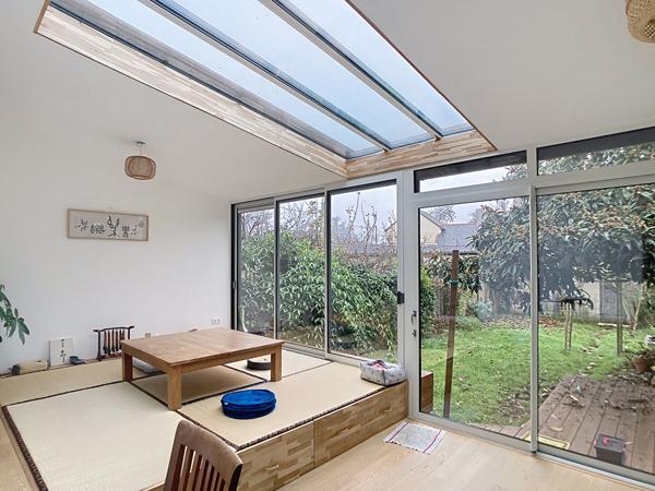 A vendre Angers secteur Barra hôpital, maison de ville des années 50, 3 chambres, séjour sur véranda, cuisine indépendante aménagée équipée, terrasse, jardin clos, dépendance.