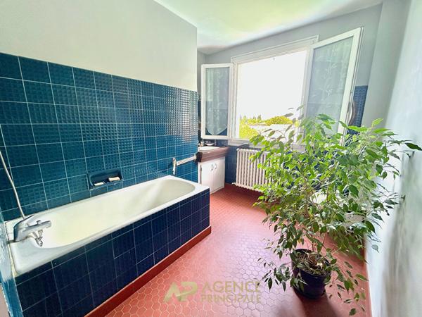 Maison Périgny centre - 3 chambres - 90 m² + 40 m² aménageables - Terrain 574 m² 345 000 € **  - Référence  MR717D