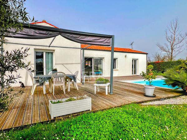 BELLE MAISON COMTEMPORAINE - PLAIN-PIED - CALME - PISCINE