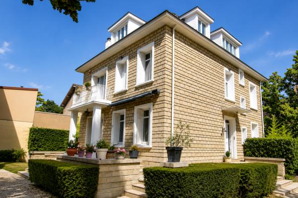 Maison
         8 pièces
        - 228 m² Bien prestige 1 680 000 € *