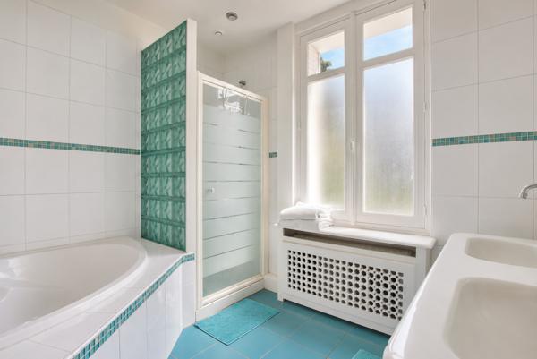 Maison
         8 pièces
        - 228 m² Bien prestige 1 680 000 € *