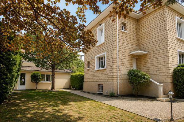 Maison
         8 pièces
        - 228 m² Bien prestige 1 680 000 € *
