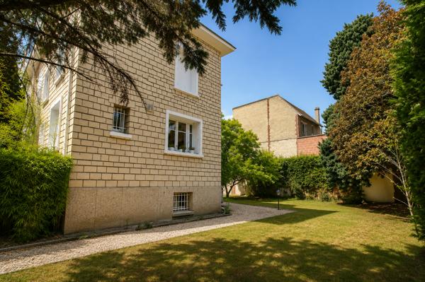 Maison
         8 pièces
        - 228 m² Bien prestige 1 680 000 € *