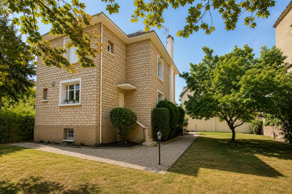 Maison
         8 pièces
        - 228 m² Bien prestige 1 680 000 € *