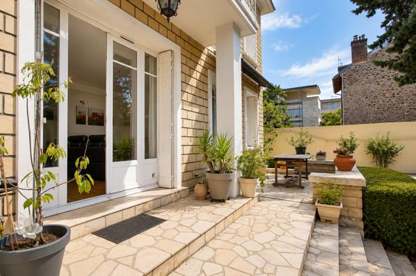 Maison
         8 pièces
        - 228 m² Bien prestige 1 680 000 € *