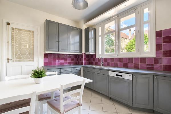 Maison
         8 pièces
        - 228 m² Bien prestige 1 680 000 € *