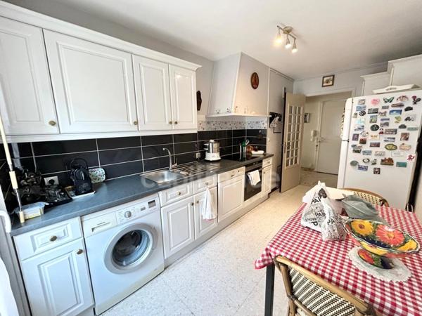 SETE (34) Appartement, 4 pièces avec place de parking et cave situé plein centre ville