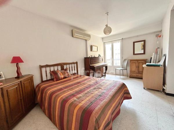 SETE (34) Appartement, 4 pièces avec place de parking et cave situé plein centre ville