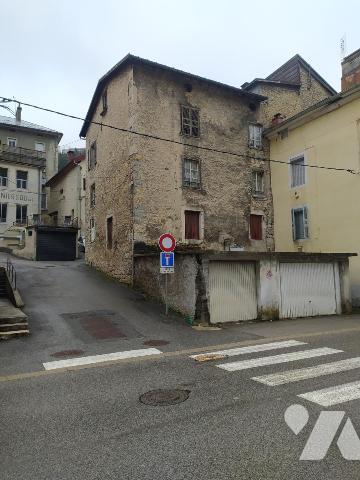 Immeuble mitoyen avec garages d'environ 250 m²