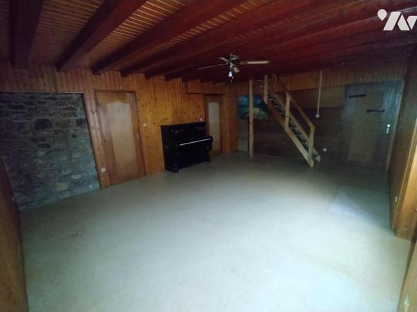 Immeuble mitoyen avec garages d'environ 250 m²